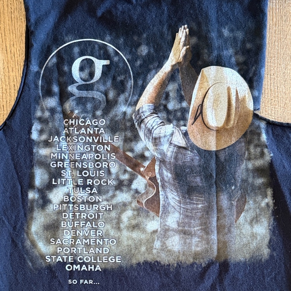 Graphic Garth Brooks Tour Tee World Tour 2014-15 CUT UP vintage band t-shirt - Picture 2 of 5